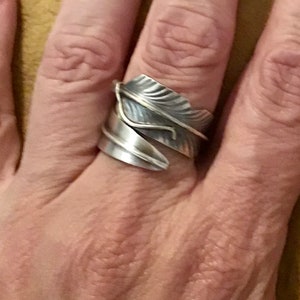 SIGNED Authentic Vintage Native America Indian Jewelry Navajo Zuni Men or Women Sterling Silver Feather Ring Southwestern Art