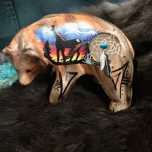 Signierte, authentische Navajo-Keramik (Geisterbär, handbemalt) mit Motiven aus Wildpferden und Traumfängern, inspiriert von den heiligen Bergen des Südwestens.