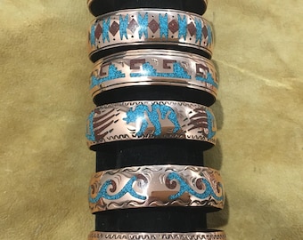 ONDERTEKEND Indiaanse sieraden koperen Navajo manchet zuidwesten turkoois rood koraal Kokopelli handgemaakt handgemaakt