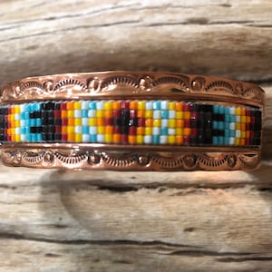FIRMADO Vintage Native America Joyería india Cobre Con cuentas a mano Pluma Navajo Manguito Suroeste Hecho a mano Hecho a mano