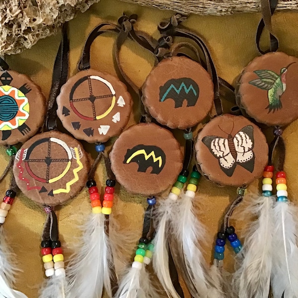 Authentische Indianer Indianer Navajo Tipi Trommelfedern mit Leder Southwestern Art Navajo Türkis Rückspiegel gewickelt
