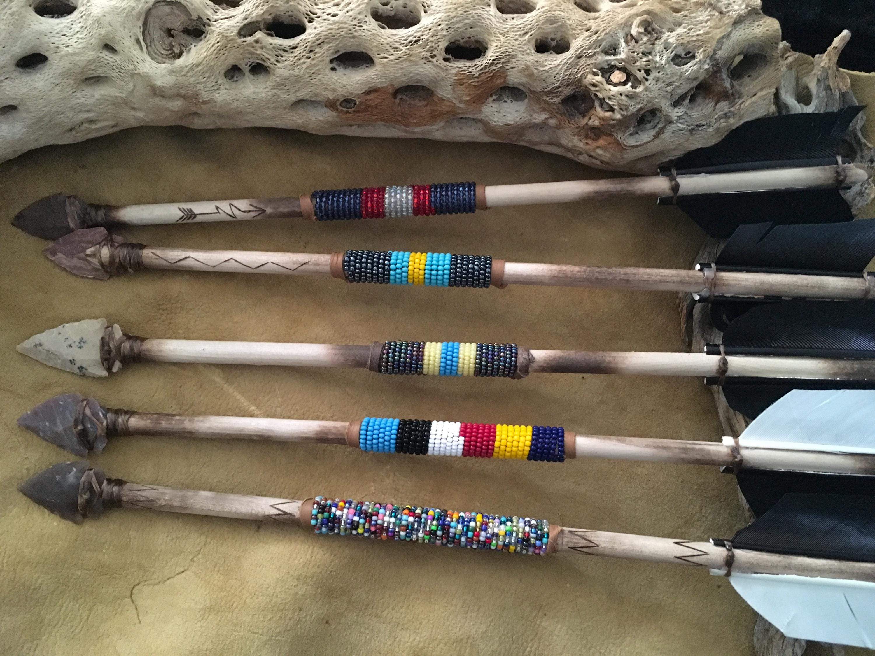 Flèche Amérindienne Originale – Pointe Métal, Plumes, Motif Peint (États-Unis)