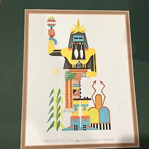 Puede incluir: Una ilustración colorida de una muñeca kachina nativa americana con cabello negro largo, una camisa con estampado amarillo y negro y una falda con estampado rojo y negro. La muñeca sostiene un sonajero en su mano derecha y un manojo de hojas verdes en su mano izquierda. La muñeca está de pie sobre una base con estampado amarillo y negro. El texto "LONG HAIR KACHINA by RICHARD JOSEPH THOMPSON" está impreso debajo de la muñeca.