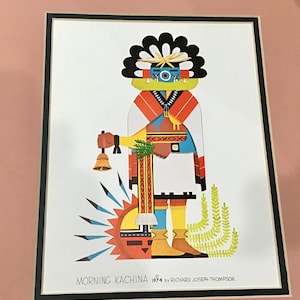 Puede incluir: Una impresión enmarcada de una ilustración colorida de una figura Kachina nativa americana, con el texto "MORNING KACHINA 1974 by RICHARD JOSEPH THOMPSON".