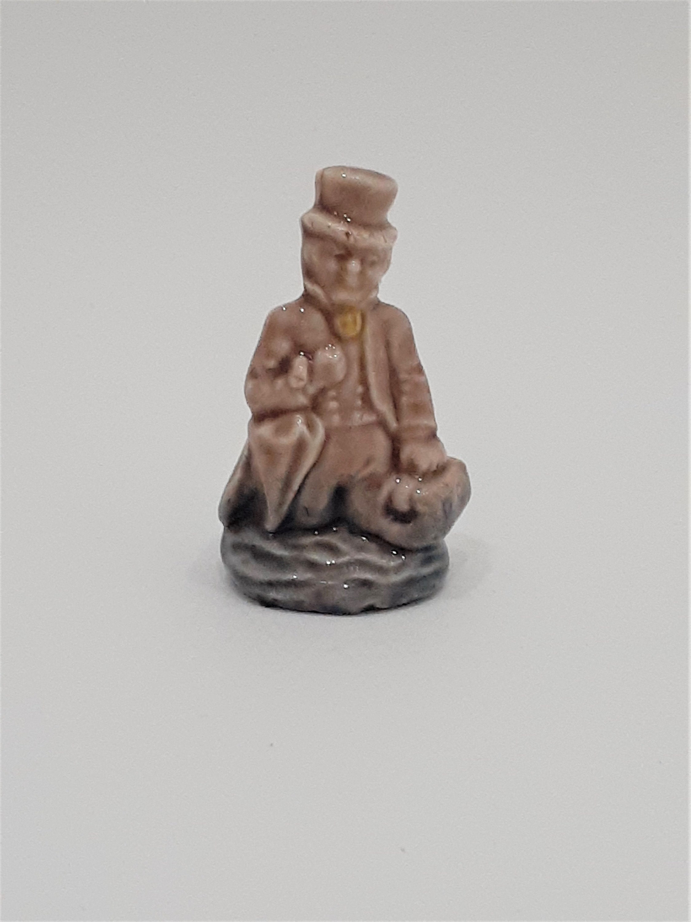 Figura de té con rosa roja de Wade Whimsie 'Dr. Foster'