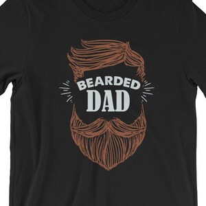Puede incluir: Camiseta negra con una ilustraci&oacute;n marr&oacute;n y blanca de una barba y el texto "Bearded Dad".