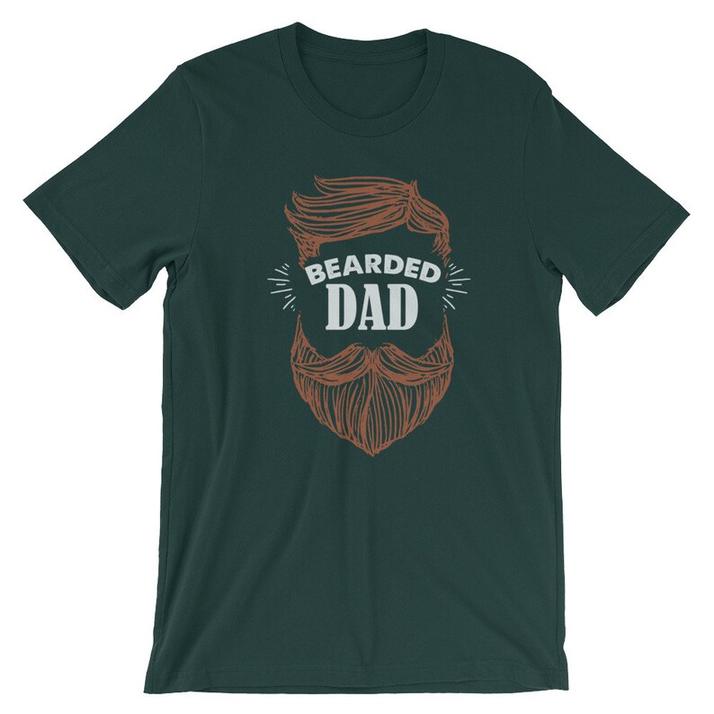 Puede incluir: Una camiseta verde oscuro con una ilustraci&oacute;n marr&oacute;n y blanca de un hombre barbudo y el texto "Bearded Dad".