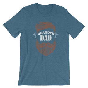 Puede incluir: Una camiseta azul con un gr&aacute;fico marr&oacute;n y blanco de una barba y el texto "Bearded Dad".