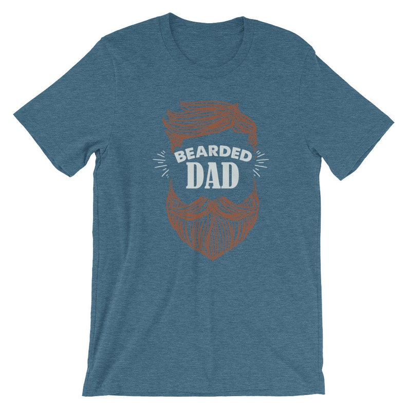Puede incluir: Una camiseta azul con un gr&aacute;fico marr&oacute;n y blanco de una barba y el texto "Bearded Dad".