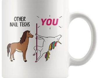Op de afbeelding: Een witte keramische mok met een humoristische illustratie van een eenhoorn die een paaldans doet met de tekst "You" erboven en een bruin paard ernaast met de tekst "Other Nail Techs".