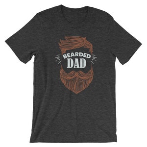 Puede incluir: Camiseta gris oscuro jaspeada con una ilustraci&oacute;n marr&oacute;n y blanca de un hombre barbudo con el texto "Bearded Dad" sobre la barba.