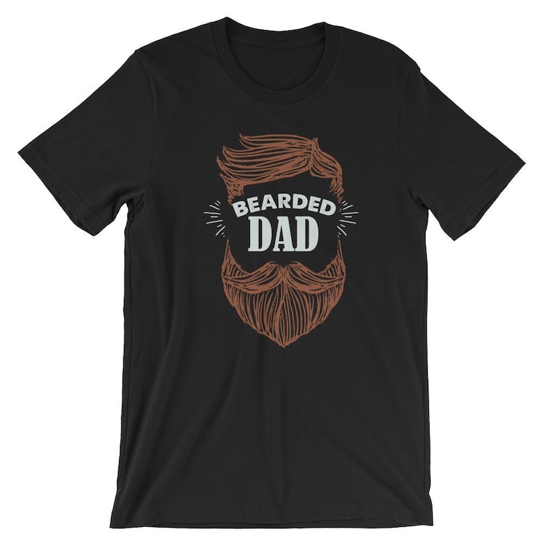 Puede incluir: Camiseta negra con una ilustraci&oacute;n marr&oacute;n y blanca de una barba y el texto "Bearded Dad".