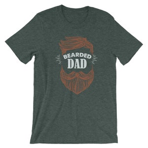 Puede incluir: Una camiseta verde oscuro con una ilustraci&oacute;n marr&oacute;n y blanca de una barba y el texto "Bearded Dad".