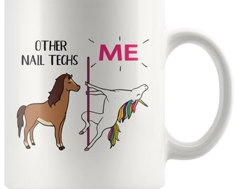 Op de afbeelding: Witte keramische mok met een humoristische illustratie die andere nagelstylisten vergelijkt met een paard en de gebruiker met een eenhoorn die een paaldans uitvoert. De tekst luidt "Other Nail Techs" en "ME".