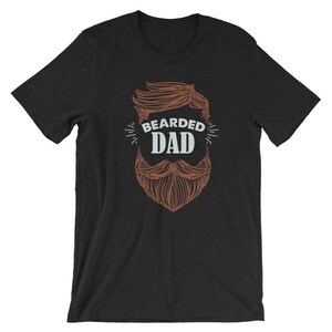 Puede incluir: Camiseta negra con una ilustraci&oacute;n marr&oacute;n y blanca de un hombre barbudo y el texto "Bearded Dad".