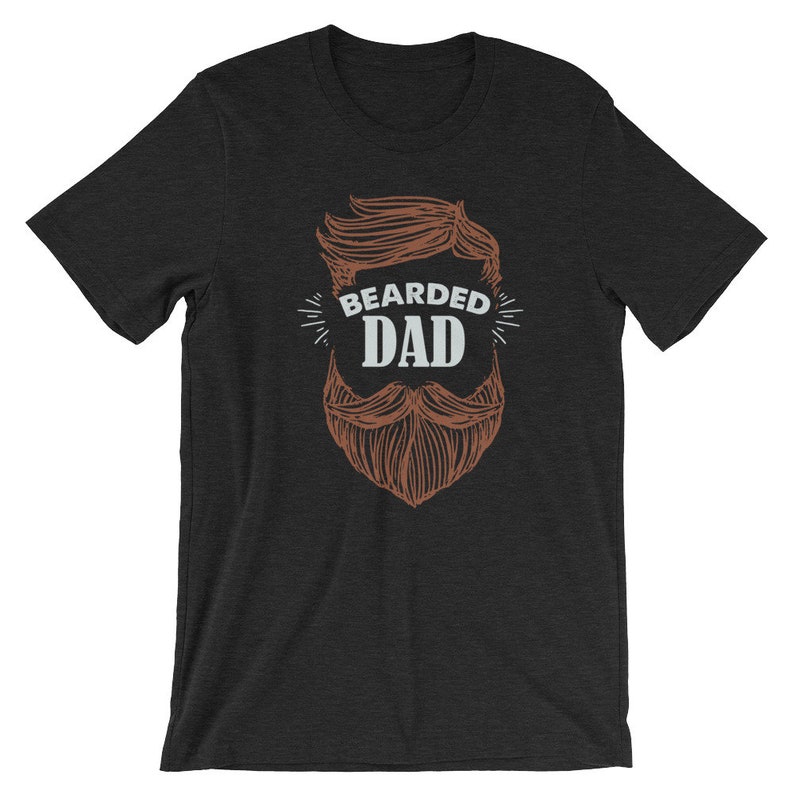 Puede incluir: Camiseta negra con una ilustraci&oacute;n marr&oacute;n y blanca de un hombre barbudo y el texto "Bearded Dad".