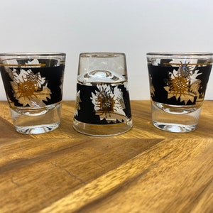 Czarno-złote kieliszki do shotów Flower Shot - zestaw 3 sztuk vintage'owych naczyń barmańskich - wzór Libbey flower / daisy - MCM retro