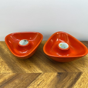 Arabia Finland Red Dreieck Kerzenhalter - Keramik Kerzenständer entworfen von Ulla Procopé - Set of 2 - Dreieckig leuchtend rot / orange