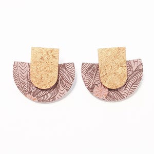 Orecchini in legno e carta artigianale fondo rosa antico con fantasie palme grigio e oro