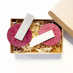 Orecchini Minimal #2 in legno e carta artigianale magenta dipinti a mano