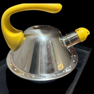 Vintage-Wasserkocher im italienischen Design der 1980er Jahre – Edelstahl – Postmoderner Memphis-Stil – Gelber Griff
