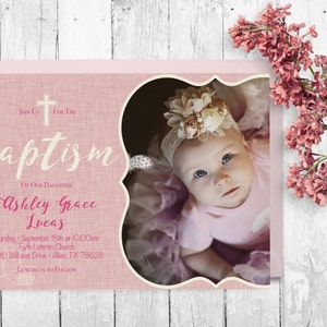Peut inclure: Une invitation de baptême rose avec une photo d'une petite fille. L'invitation comprend les mots "Baptême de notre fille" et le nom du bébé. Une branche de fleurs roses est sur le côté droit de l'invitation.