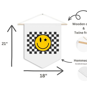 Peut inclure: Une banni&egrave;re blanche avec un motif &agrave; carreaux noir et blanc et un smiley jaune avec une &eacute;toile unique. La banni&egrave;re mesure 18 pouces de large et 21 pouces de haut. Elle est dot&eacute;e d'une baguette en bois et d'un cadre en ficelle, ainsi que de bords ourl&eacute;s.