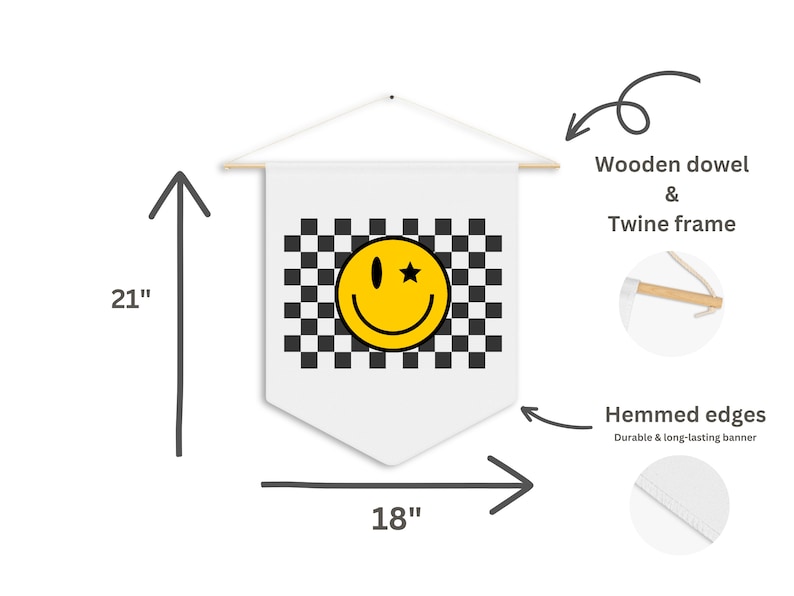 Peut inclure: Une banni&egrave;re blanche avec un motif &agrave; carreaux noir et blanc et un smiley jaune avec une &eacute;toile unique. La banni&egrave;re mesure 18 pouces de large et 21 pouces de haut. Elle est dot&eacute;e d'une baguette en bois et d'un cadre en ficelle, ainsi que de bords ourl&eacute;s.