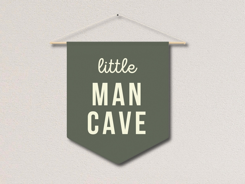 Peut inclure: Une banni&egrave;re en feutre vert avec du texte blanc qui dit "little man cave".