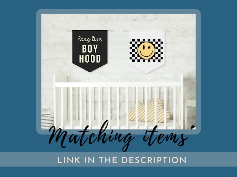 Peut inclure: Deux banni&egrave;res de cr&egrave;che noires et blanches accroch&eacute;es &agrave; un mur en briques blanches. Une banni&egrave;re dit "long live boyhood" et l'autre a un motif &agrave; carreaux noirs et blancs avec un smiley jaune avec une &eacute;toile.