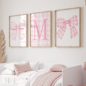 Póster de lazos rosas, arte con nombre inicial personalizado, arte de pared rosa para niña, decoración de habitación de adolescente con estampado de acuarela de lazo rosa, decoración de habitación coqueta 424