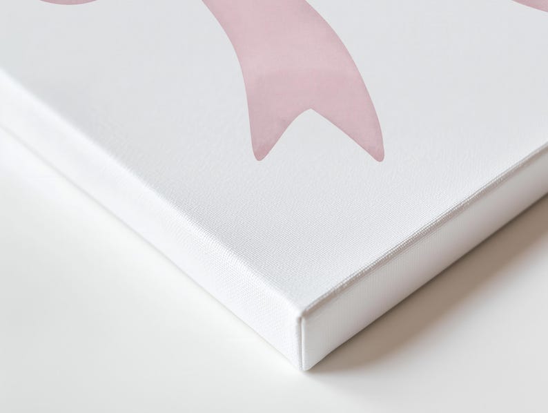 Puede incluir: Impresi&oacute;n en lienzo blanco con un dise&ntilde;o de lazo rosa estilo acuarela. El lienzo est&aacute; estirado sobre un marco de madera, con los bordes visibles. La obra de arte tiene una est&eacute;tica suave y femenina.