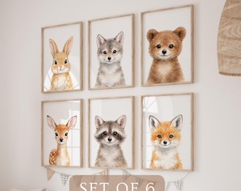 Puede incluir: Conjunto de seis láminas enmarcadas con acuarelas de adorables animales del bosque: un conejo, un lobezno, un osezno, un ciervo, un mapache y un zorro. Las ilustraciones, con colores suaves, son perfectas para una habitación infantil.