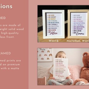 Op de afbeelding: Twee ingelijste prints met witte en natuurlijke houten frames. De prints hebben een regenboogontwerp met de tekst "Ik ben aardig, ik ben slim, ik ben dapper, ik ben sterk, ik ben mooi, ik ben bekwaam, ik ben dankbaar, ik ben genoeg, ik ben geliefd" met een naam onderaan. De derde print is niet ingelijst en heeft hetzelfde ontwerp met de tekst "Ik ben Rosie".