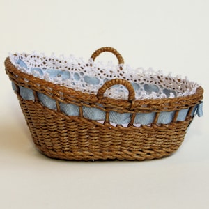 Dollhouse miniature, Wicker baby travelling basket, scale 1 : 12, WC/18 16