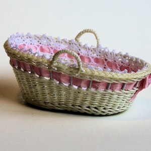 Dollhouse miniature, Wicker baby travelling basket, scale 1 : 12, WC/18 15