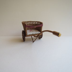 Poppenhuis miniatuur, Wicker kar voor kind, schaal 1 : 12, WC/20 01