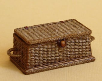 Dollhouse miniature, Wicker picnic hamper, scale 1 : 12, WC/10 04