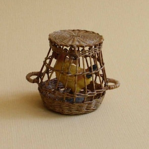 Dollhouse miniature, Wicker chicken transport basket, scale 1 : 12, WC/13 24