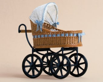 Dollhouse miniatuur, Wicker child's carriage with hood, scale 1 : 12, WC/10 15