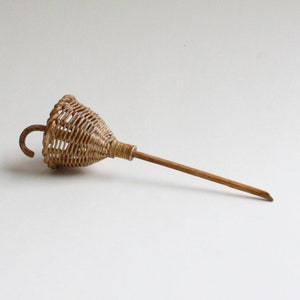 Dollhouse miniature, Wicker garden basket with stick, scale 1 : 12, WC/18 08