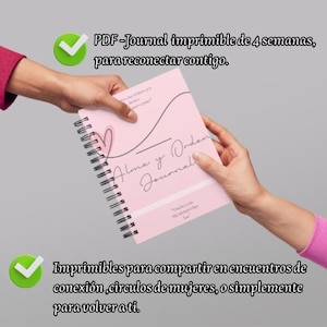 Op de afbeelding: Een roze spiraalgebonden journal met de titel "Alma y Orden Journal" wordt tussen twee handen gehouden. De journal heeft een hartontwerp en tekst in het Spaans. De tekst in de afbeelding luidt "PDF-Journal imprimible de 4 semanas, para reconectar contigo" en "Imprimibles para compartir en encuentros de conexión, circulos de mujeres, o simplemente para volver a ti."