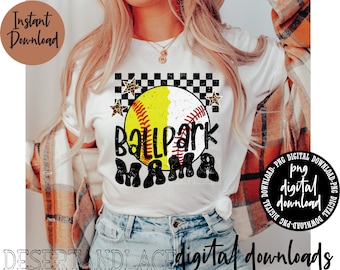 Könnte beinhalten: Ein weißes T-Shirt mit einem schwarz-weiß karierten Hintergrund, einem Baseball und dem Text "Ballpark Mama".