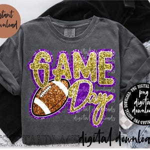 Könnte beinhalten: Graues T-Shirt mit einem "GAME DAY" Design in goldfarbenem Glitzer und lila Akzenten, mit einer Football-Grafik. Das Shirt hat auch den Text "Sofort-Download" und "digitale Downloads".