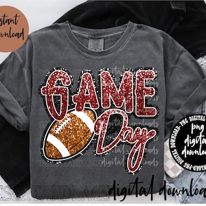 Könnte beinhalten: Dunkelgraues T-Shirt mit dem Schriftzug "GAME DAY" in roter Glitzer-Schrift und einer Football-Grafik. Das Shirt trägt auch die Wörter "digital downloads" und "Instant Download".