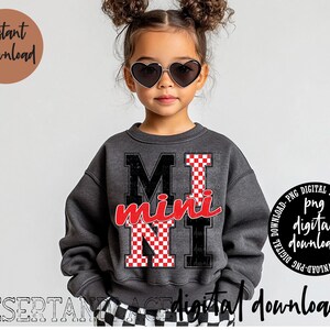 Op de afbeelding: Een grijs sweatshirt met een rood-zwart geruit ontwerp en de tekst "M mini MI" gedrukt op de voorkant.