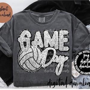Könnte beinhalten: Ein graues T-Shirt mit dem Schriftzug "GAME DAY" in weißer, glitzernder Schrift und einer Volleyball-Grafik. Das Shirt trägt auch die Worte "Sofort-Download" und "digitaler Download".