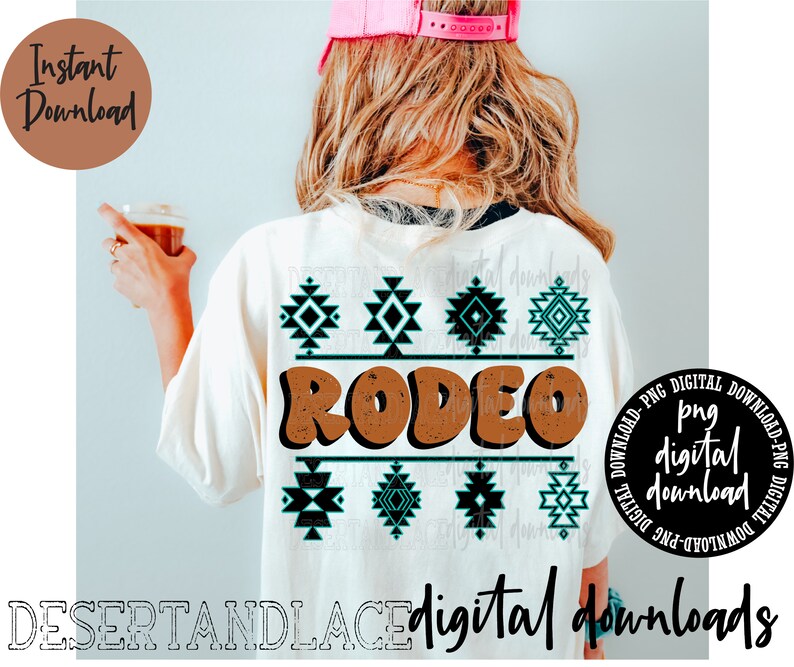 Op de afbeelding: Een wit T-shirt met een bruine "RODEO"-afbeelding en turquoise en zwarte geometrische ontwerpen. De tekst "PNG DIGITAL DOWNLOAD" staat op een zwarte cirkel.