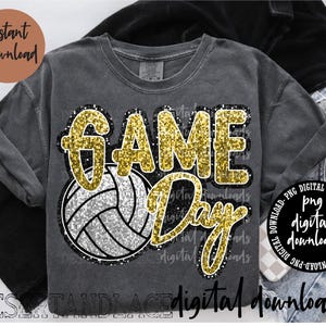 Könnte beinhalten: Dunkelgraues T-Shirt mit dem Schriftzug "GAME DAY" in goldfarbenem Glitzer und einer Volleyball-Grafik. Das Shirt trägt auch die Aufschriften "Sofort-Download" und "digitale Downloads".