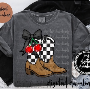 Puede incluir: Camiseta gris oscuro con un gráfico de botas de vaquero marrones con un patrón de cuadros blancos y negros, adornada con un lazo negro y cerezas rojas. También se ven las palabras "Descarga instantánea" y "Descarga digital".